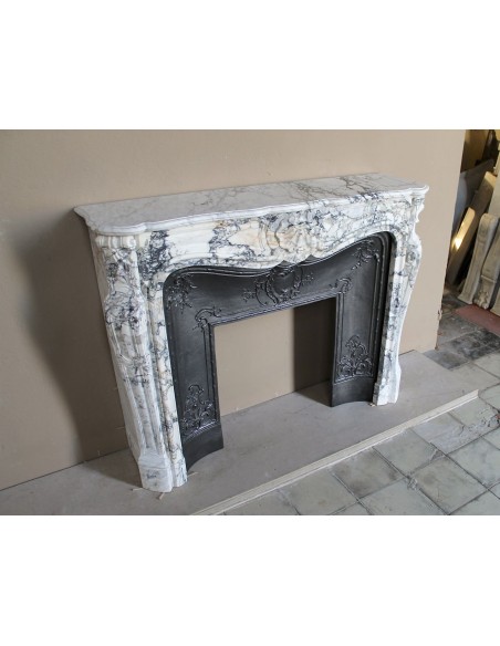 Antique Baroque fireplace mantel in rare and highly elegant Calacatta Gold marble, featuring shell-shaped decorations.