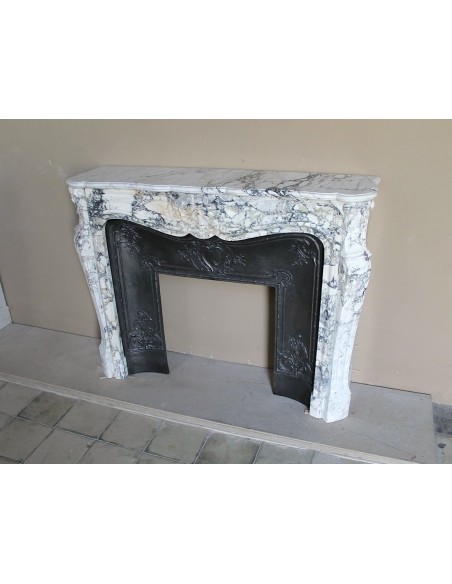 Antique Baroque fireplace mantel in rare and highly elegant Calacatta Gold marble, featuring shell-shaped decorations.