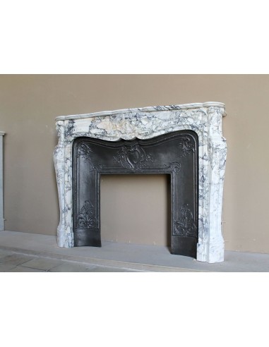 Antique Baroque fireplace mantel in rare and highly elegant Calacatta Gold marble, featuring shell-shaped decorations.