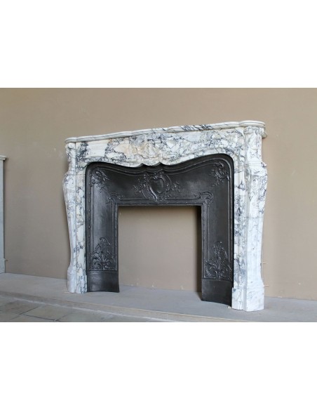 Antique Baroque fireplace mantel in rare and highly elegant Calacatta Gold marble, featuring shell-shaped decorations.