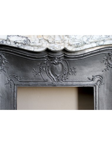 Antique Baroque fireplace mantel in rare and highly elegant Calacatta Gold marble, featuring shell-shaped decorations.