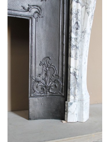 Antique Baroque fireplace mantel in rare and highly elegant Calacatta Gold marble, featuring shell-shaped decorations.