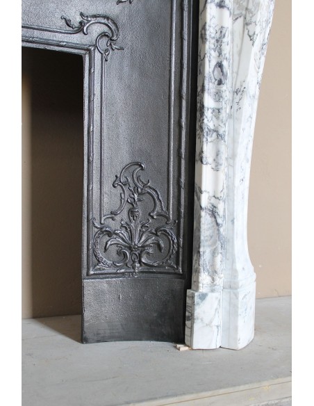 Antique Baroque fireplace mantel in rare and highly elegant Calacatta Gold marble, featuring shell-shaped decorations.