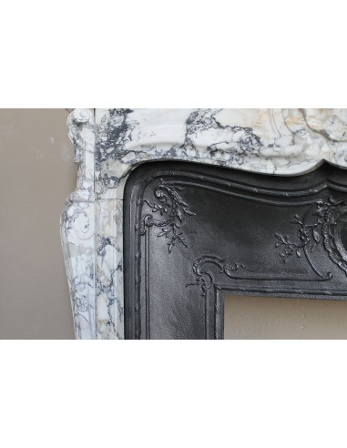 Antique Baroque fireplace mantel in rare and highly elegant Calacatta Gold marble, featuring shell-shaped decorations.