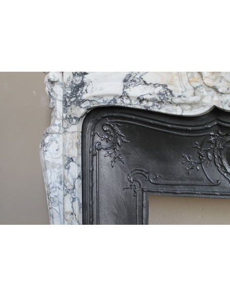 Antique Baroque fireplace mantel in rare and highly elegant Calacatta Gold marble, featuring shell-shaped decorations.