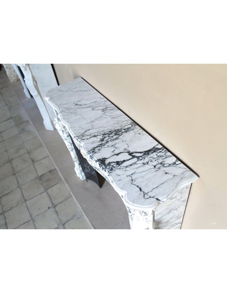 Antique Baroque fireplace mantel in rare and highly elegant Calacatta Gold marble, featuring shell-shaped decorations.