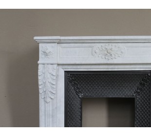 Neoclassical "Trois Fleurs" fireplace mantel in white marble with cast iron insert, small size and rich decorative detailing. 2