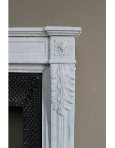 Neoclassical "Trois Fleurs" fireplace mantel in white marble with cast iron insert, small size and rich decorative detailing.