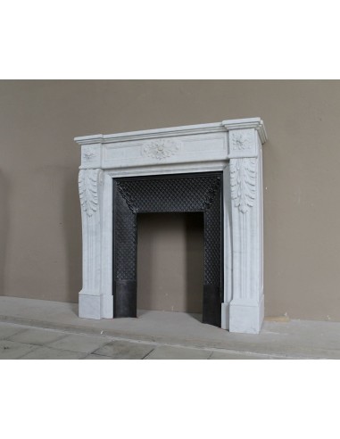 Neoclassical "Trois Fleurs" fireplace mantel in white marble with cast iron insert, small size and rich decorative detailing.