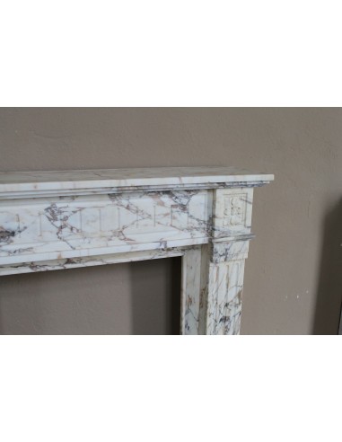 Small and lovely antique Neoclassical fireplace mantel in Calacatta Gold marble, with floral decorations and fluted detailing.