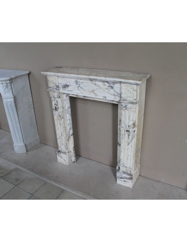 Small and lovely antique Neoclassical fireplace mantel in Calacatta Gold marble, with floral decorations and fluted detailing.
