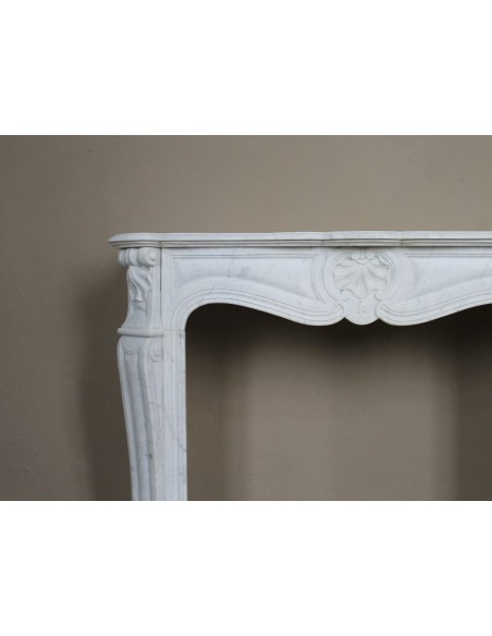 Louis XV “Trois Coquilles” fireplace mantel in white Carrara marble, Baroque style and 19th century, at a discounted price.