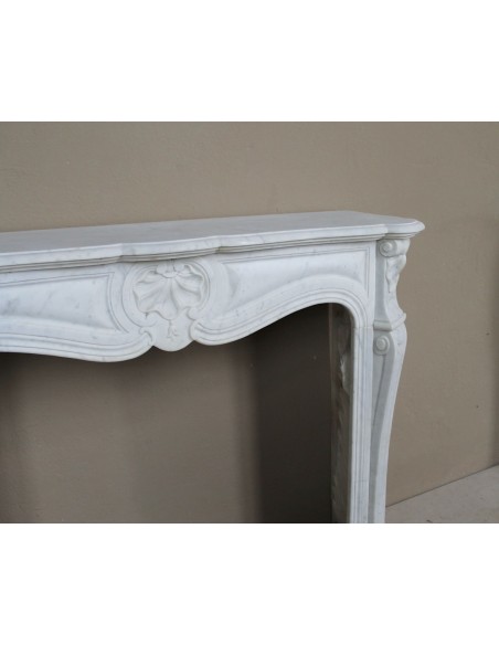 Louis XV “Trois Coquilles” fireplace mantel in white Carrara marble, Baroque style and 19th century, at a discounted price.
