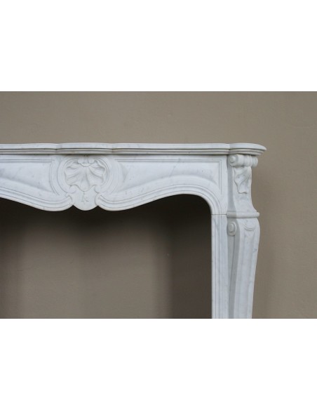 Louis XV “Trois Coquilles” fireplace mantel in white Carrara marble, Baroque style and 19th century, at a discounted price.