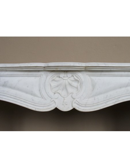 Louis XV “Trois Coquilles” fireplace mantel in white Carrara marble, Baroque style and 19th century, at a discounted price.