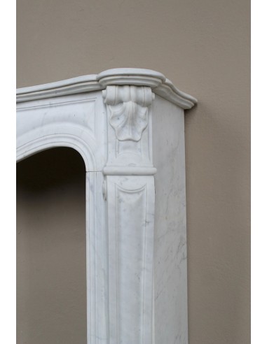 Louis XV “Trois Coquilles” fireplace mantel in white Carrara marble, Baroque style and 19th century, at a discounted price.