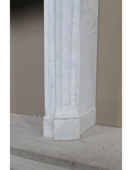 Louis XV “Trois Coquilles” fireplace mantel in white Carrara marble, Baroque style and 19th century, at a discounted price.