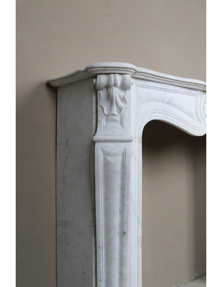 Louis XV “Trois Coquilles” fireplace mantel in white Carrara marble, Baroque style and 19th century, at a discounted price.