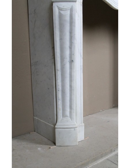 Louis XV “Trois Coquilles” fireplace mantel in white Carrara marble, Baroque style and 19th century, at a discounted price.