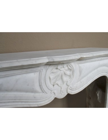 Louis XV “Trois Coquilles” fireplace mantel in white Carrara marble, Baroque style and 19th century, at a discounted price.