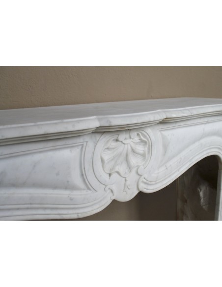 Louis XV “Trois Coquilles” fireplace mantel in white Carrara marble, Baroque style and 19th century, at a discounted price.