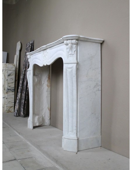 Louis XV “Trois Coquilles” fireplace mantel in white Carrara marble, Baroque style and 19th century, at a discounted price.