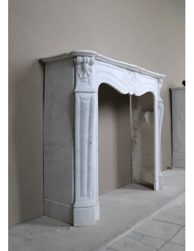 Louis XV “Trois Coquilles” fireplace mantel in white Carrara marble, Baroque style and 19th century, at a discounted price.
