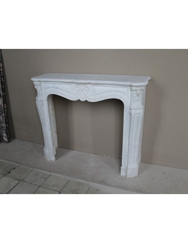 Louis XV “Trois Coquilles” fireplace mantel in white Carrara marble, Baroque style and 19th century, at a discounted price.
