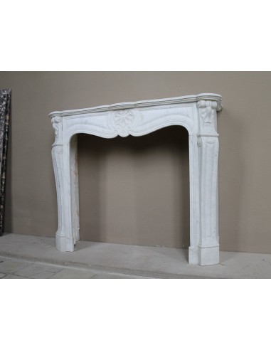 Louis XV “Trois Coquilles” fireplace mantel in white Carrara marble, Baroque style and 19th century, at a discounted price.