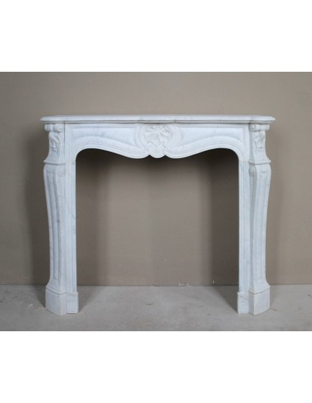 Louis XV “Trois Coquilles” fireplace mantel in white Carrara marble, Baroque style and 19th century, at a discounted price.