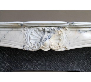 Genuine Baroque fireplace mantel in Calacatta Gold marble with shell carvings, with its original “Tapisserie” cast iron insert. 2
