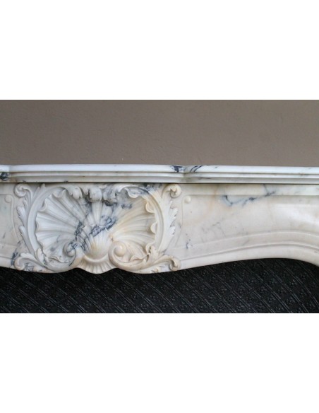 Genuine Baroque fireplace mantel in Calacatta Gold marble with shell carvings, with its original “Tapisserie” cast iron insert.