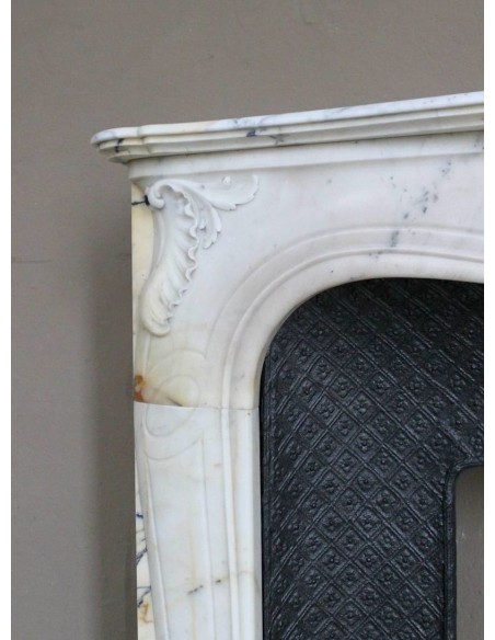 Genuine Baroque fireplace mantel in Calacatta Gold marble with shell carvings, with its original “Tapisserie” cast iron insert.