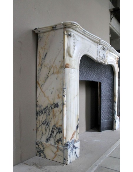 Genuine Baroque fireplace mantel in Calacatta Gold marble with shell carvings, with its original “Tapisserie” cast iron insert.