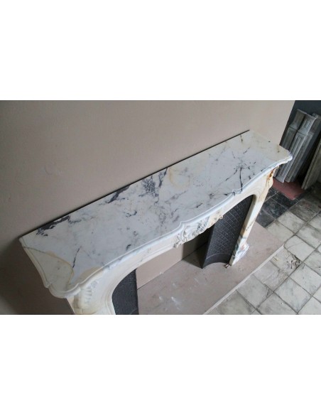 Genuine Baroque fireplace mantel in Calacatta Gold marble with shell carvings, with its original “Tapisserie” cast iron insert.
