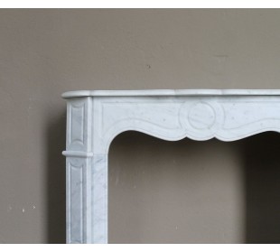 Very small and charming antique Pompadour Plat fireplace mantel carved in white Carrara marble. 2