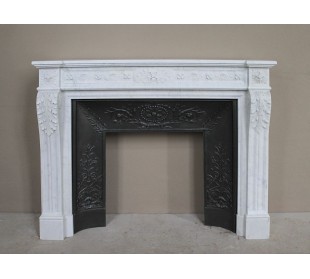 Antique Neoclassical “Macaron” fireplace mantel with exquisitely refined floral sculptural details, in white Carrara marble