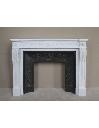 Antique Neoclassical “Macaron” fireplace mantel with exquisitely refined floral sculptural details, in white Carrara marble