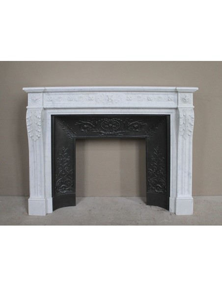 Antique Neoclassical “Macaron” fireplace mantel with exquisitely refined floral sculptural details, in white Carrara marble
