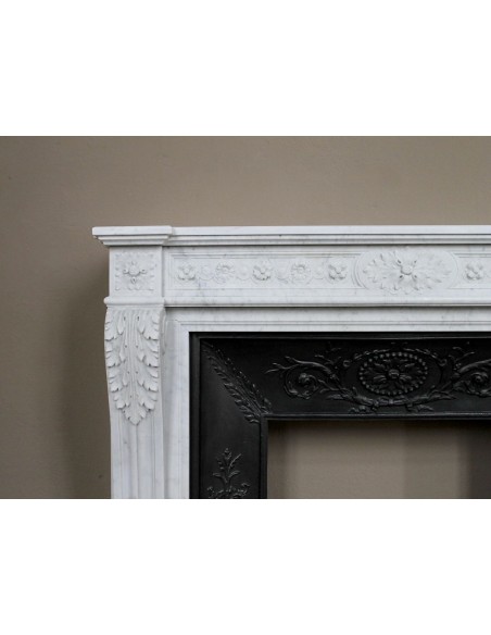 Antique Neoclassical “Macaron” fireplace mantel with exquisitely refined floral sculptural details, in white Carrara marble.