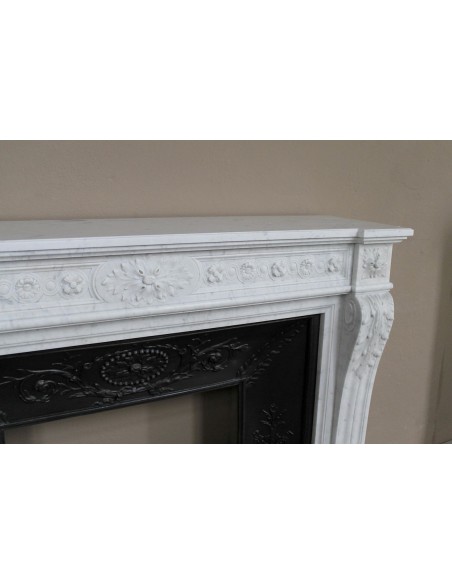 Antique Neoclassical “Macaron” fireplace mantel with exquisitely refined floral sculptural details, in white Carrara marble