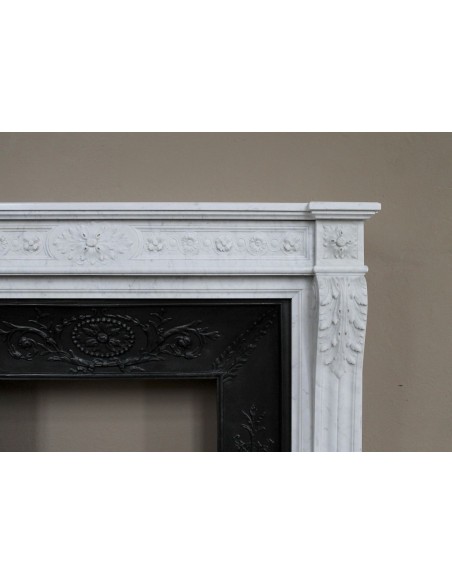 Antique Neoclassical “Macaron” fireplace mantel with exquisitely refined floral sculptural details, in white Carrara marble