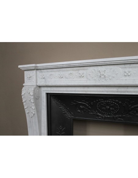 Antique Neoclassical “Macaron” fireplace mantel with exquisitely refined floral sculptural details, in white Carrara marble