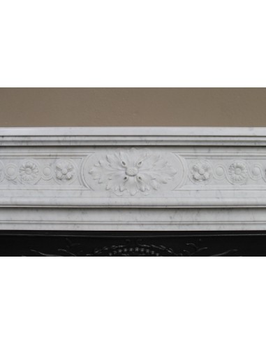 Antique Neoclassical “Macaron” fireplace mantel with exquisitely refined floral sculptural details, in white Carrara marble