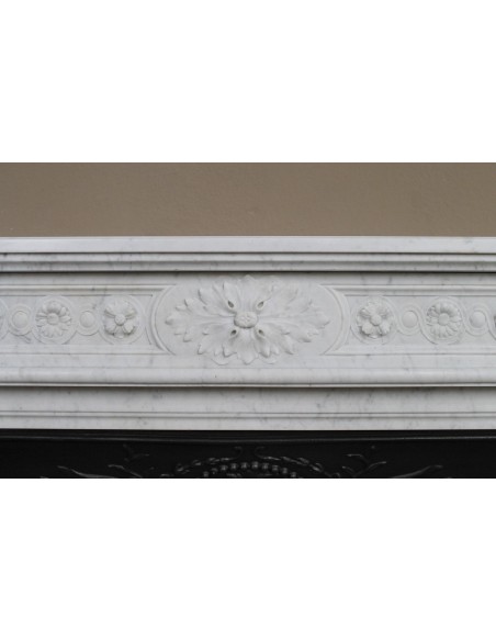 Antique Neoclassical “Macaron” fireplace mantel with exquisitely refined floral sculptural details, in white Carrara marble