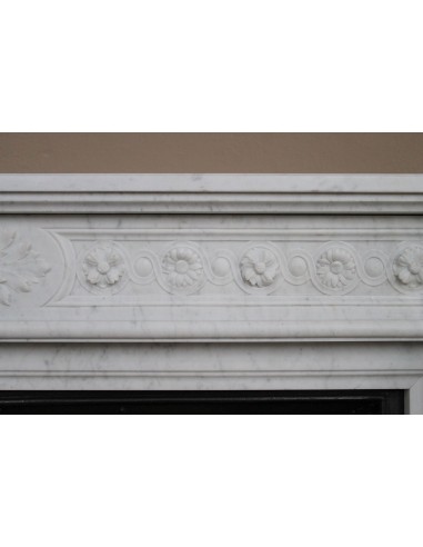 Antique Neoclassical “Macaron” fireplace mantel with exquisitely refined floral sculptural details, in white Carrara marble