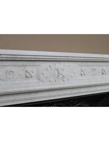 Antique Neoclassical “Macaron” fireplace mantel with exquisitely refined floral sculptural details, in white Carrara marble
