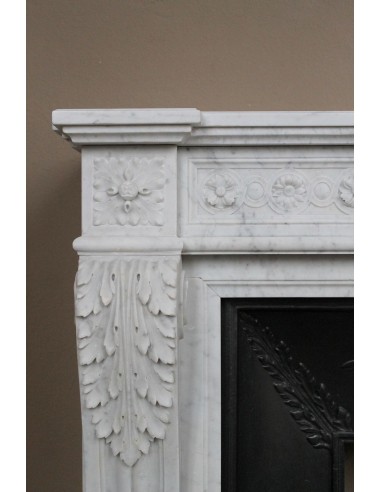 Antique Neoclassical “Macaron” fireplace mantel with exquisitely refined floral sculptural details, in white Carrara marble