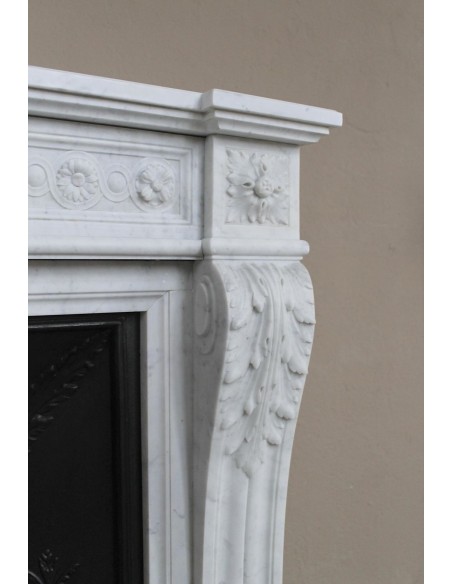 Antique Neoclassical “Macaron” fireplace mantel with exquisitely refined floral sculptural details, in white Carrara marble