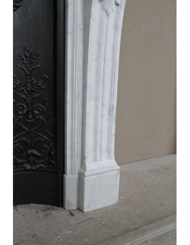 Antique Neoclassical “Macaron” fireplace mantel with exquisitely refined floral sculptural details, in white Carrara marble